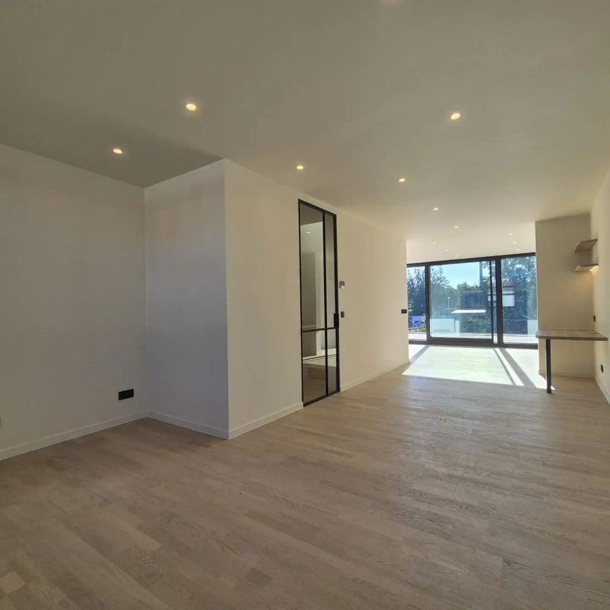 Ruime en luxueus afgewerkte duplex met 4 slaapkamers, terras en tuin. - foto 1