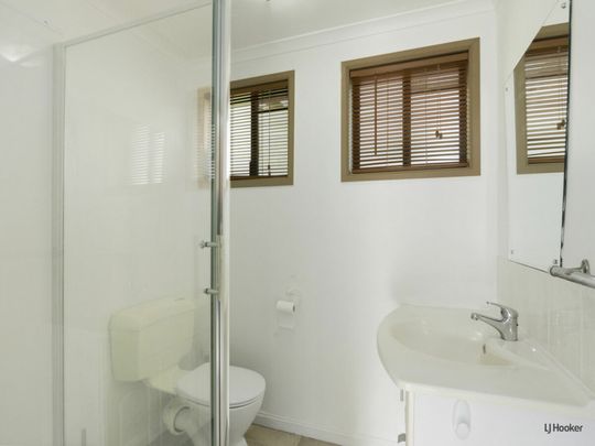 Spacious One-Bedroom Ground Floor Unit! - Photo 1