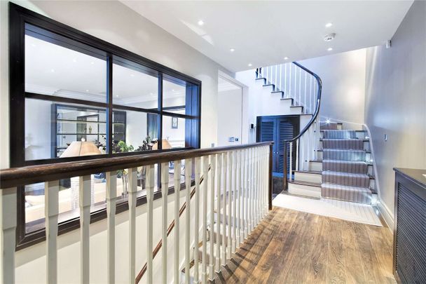 A beautifully refurbished penthouse apartment with direct lift access situated mid terrace along Eaton Place boasting a stunning private roof terrace. - Photo 1