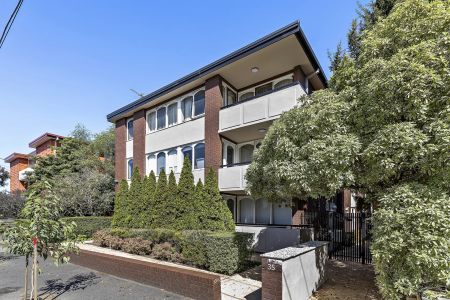 Stunning and Spacious Retro Apartment in Prime Location - Photo 5