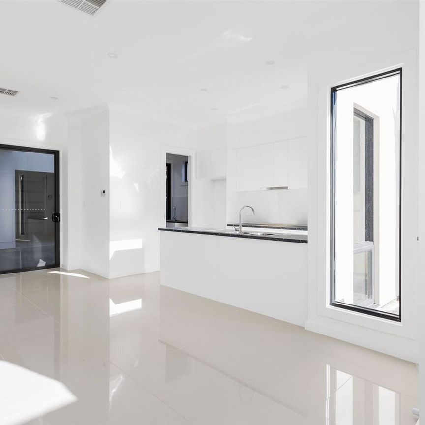 A beautiful home with a double garage, short drive to city and the bay - Photo 1