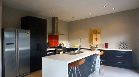 Stunning fully furnished rear family home in prime location! - Photo 2