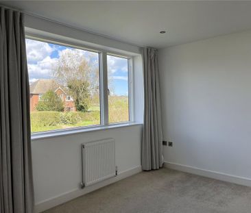 4 bedroom semi-detached house to rent - Photo 4