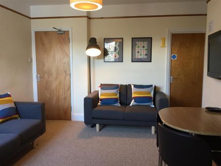 1 bedroom in a house share to rent - Photo 2