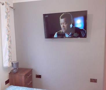 Room in a Shared Flat, Swanton Gardens, SW19 - Photo 6