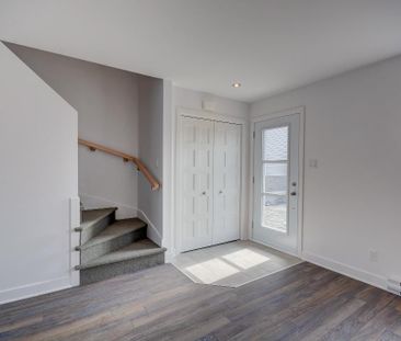 Superbe 5 ½ sur deux étages, style maison de ville! - Photo 2
