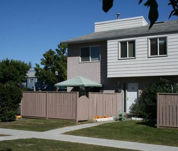 3 Bedrooms Townhouse in Acadia! close to South Centre. - Photo 1