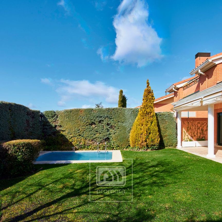 Alquiler de chalet pareado en Encinar de los Reyes - Photo 1