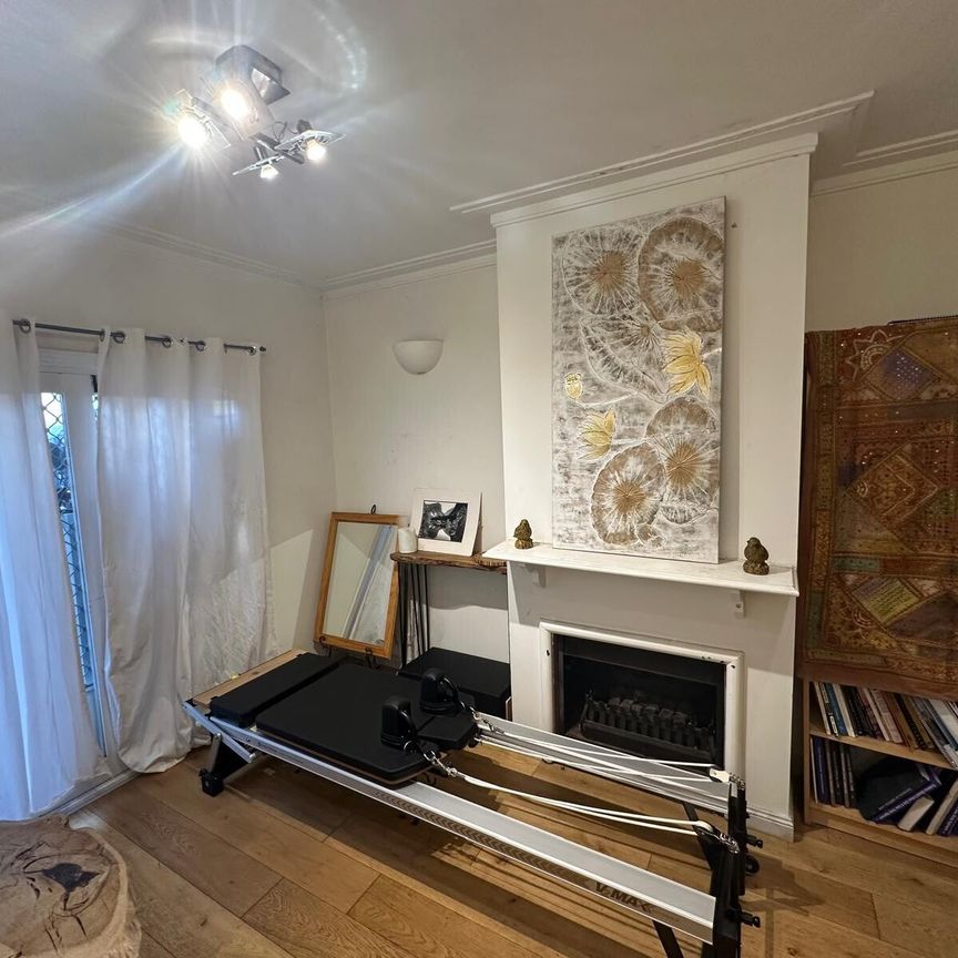 North Melbourne - Photo 1