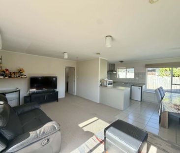 Homely Heaphy Living - Photo 2