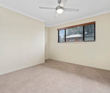 SPACIOUS HOME NESTLED IN QUIET LOCATION - BROADBEACH WATERS - Photo 4