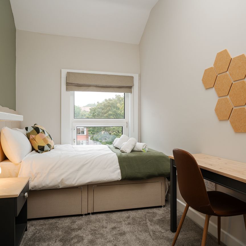 Distinctive 6-Bedroom House Share in Aigburth - Photo 1