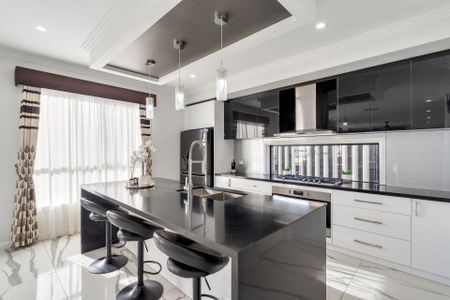 Luxurious Family Home! - Photo 4