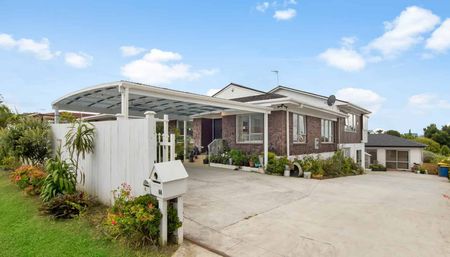 Sunny 3 Bedroom Home - Photo 2