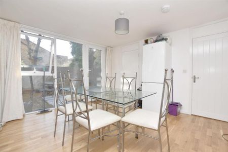5 bedroom end of terrace house to rent - Photo 2