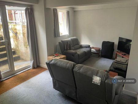2 bedroom flat to rent - Photo 2