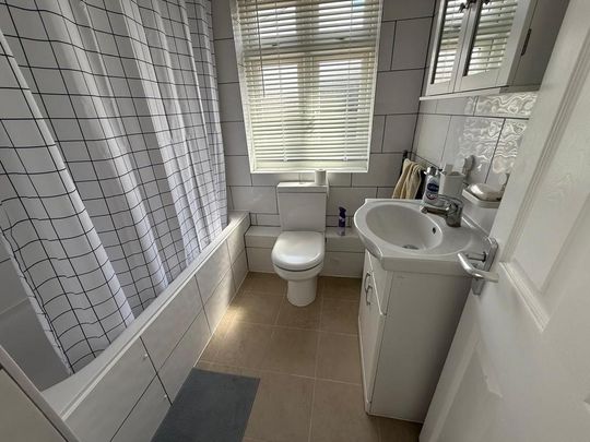 1 bedroom in a house share to rent - Photo 1