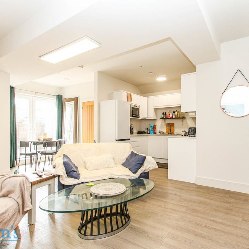 References Pending - 3 bed Apartment - Photo 1