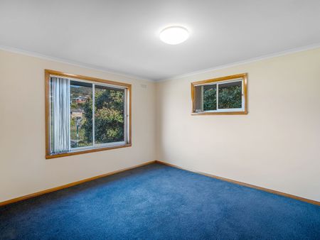 Delightful Three Bedroom - Photo 2