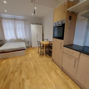 Studio to rent - Photo 2