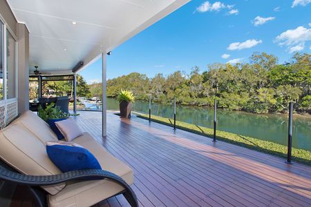 Stunning Waterfront Family Home in Broadbeach Waters! - Photo 3