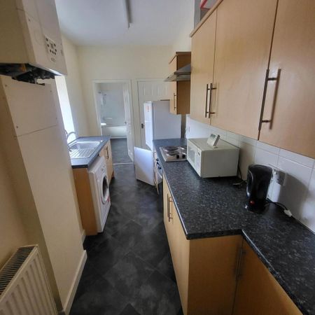 3 bedroom flat to rent - Photo 4