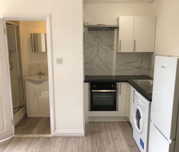Studio Flat, Pierrepoint Road, W3 - Photo 2