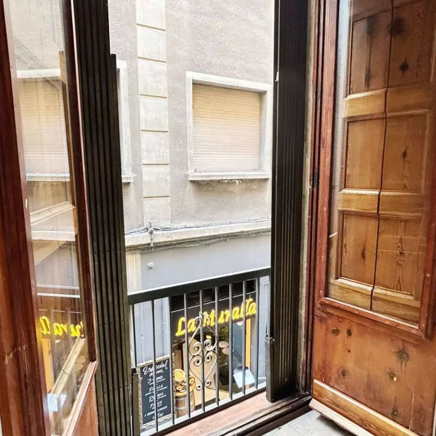 Room with double bed in shared apartment in Barcelona - Photo 1