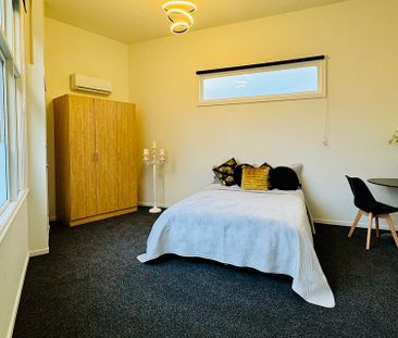 Hotel-Style Room – Renovated & Furnished - Photo 2