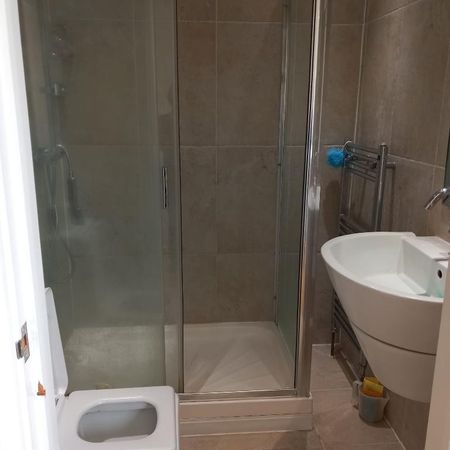 1 bedroom in a house share to rent - Photo 3