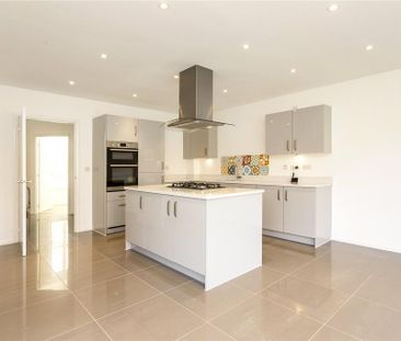 5 bedroom detached house to rent - Photo 2