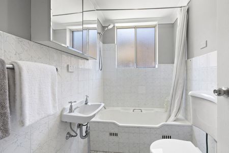 Bright 2 Bedroom Unit - Photo 3