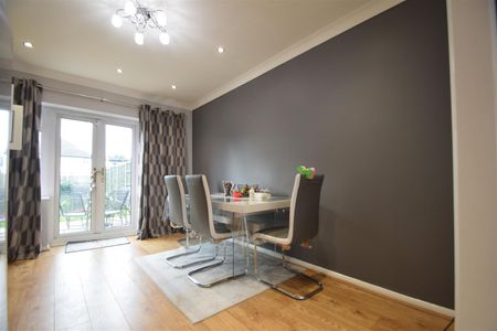 3 bedroom house - semi-detached - Photo 2