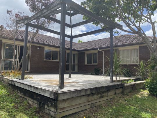 Flat Bush 4 Bedroom 2 bathroom family home - Photo 1