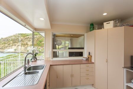 Lovely 4 Bedroom Family Home with Exceptional Views! - Photo 2