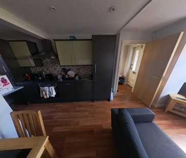 79 Flat 1 Brudenell Grove, Leeds, LS6 1HR - Photo 3 | Rentumo