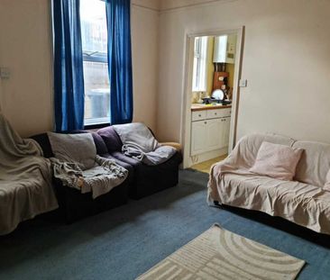 large 2 bed flat in the heart of Winton - Photo 3