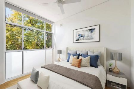 Beautifully Renovated Two-Bedroom Apartment - Photo 2