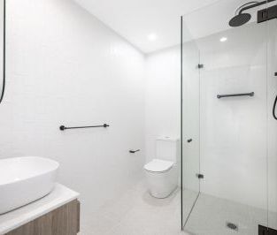 Modern Three Bedroom Apartment with District Outlooks - Photo 6