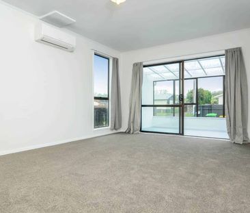 3 BEDROOMS + SLEEPOUT! - Photo 2