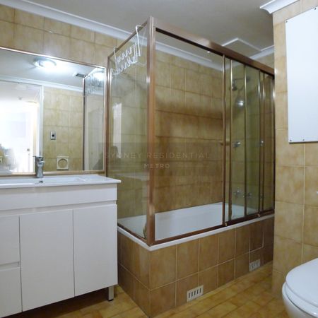 New Paint, New Carpet, Bright & Sunny 2 Bedroom Apartment - Windsor Plaza - Photo 4