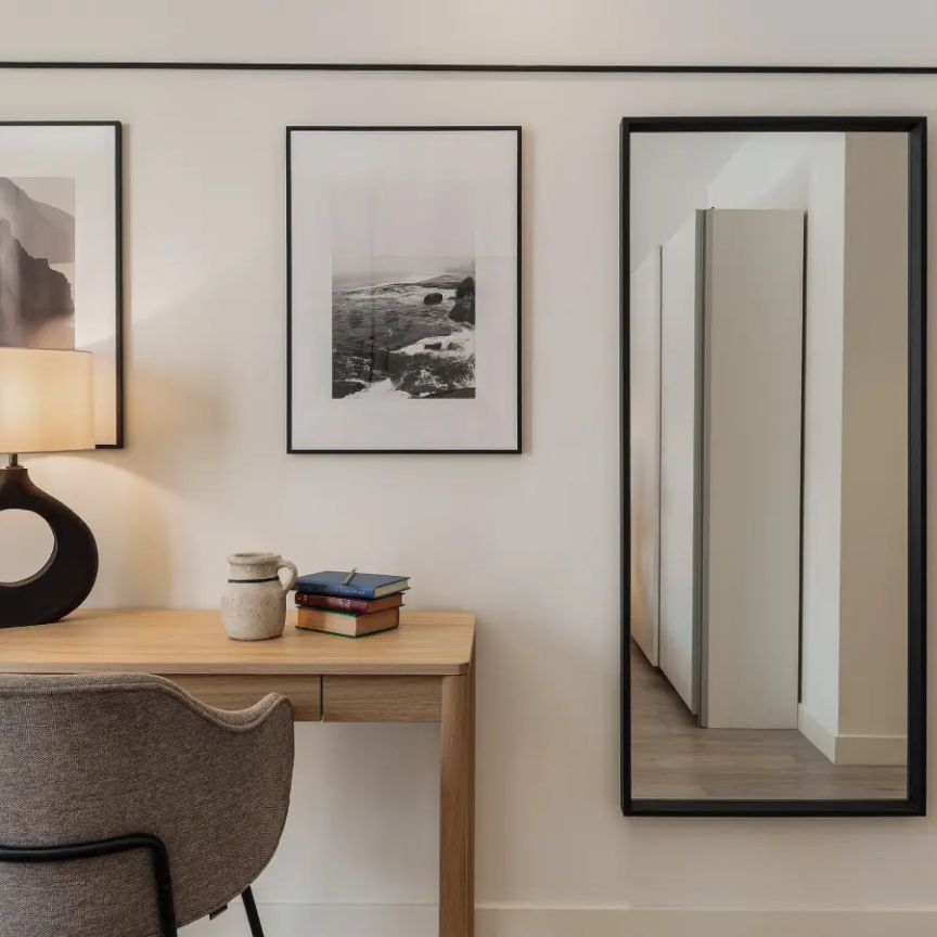 3-bedroom apartment for rent in La Nova Esquerra de l'Eixample, perfect for professionals. - Photo 1