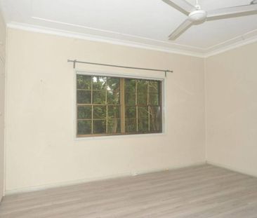 Whisper quiet 3-bed family home with cabana (granny flat) - Photo 4