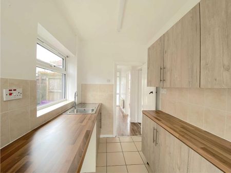 3 bedroom semi-detached house to rent - Photo 5