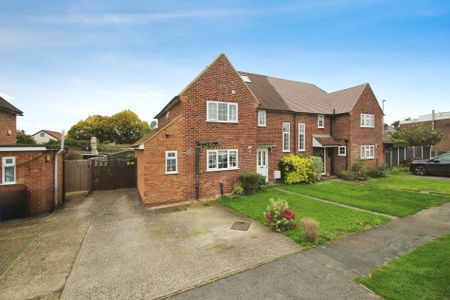 4 bed semi-detached house to rent in St Peters Close, SL4 - Photo 2