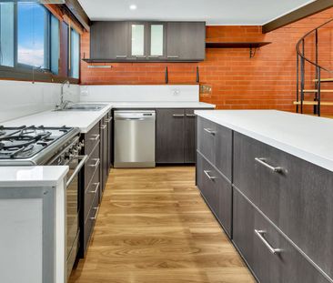 Designer living in great location - Photo 4