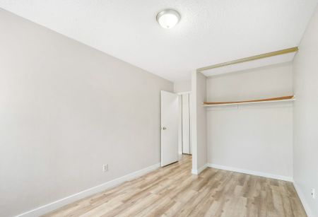 Bright 2 Bedroom Apartment In Desirable St Albert - Photo 3