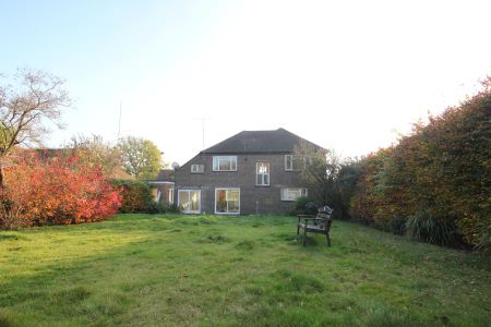 Orchard Drive, Woking - 4 bedrooms Property for lettings - Seymours - Photo 2