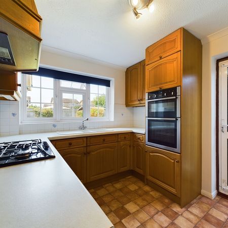 4 bed detached house to rent in Lowfield Way, Hazlemere, High Wycombe, HP15 7RR - Photo 3