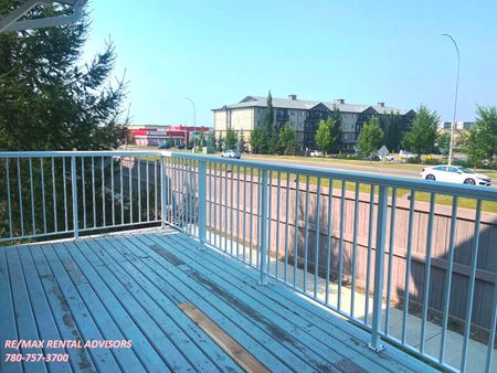 SPACIOUS 3 BED, 2.5 BATH, TOWNHOUSE WITH DOUBLE ATTACHED GARAGE IN THE COMMUNITY OF TAMARACK - Photo 5